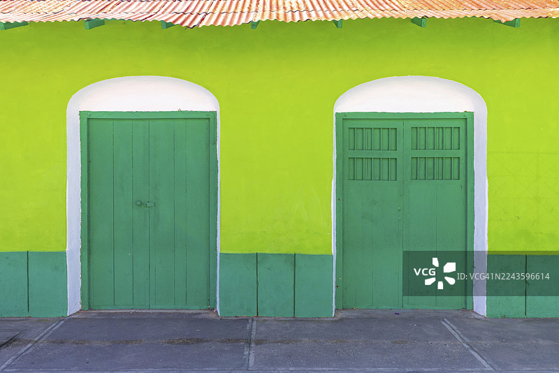 危地马拉弗洛雷斯历史中心色彩缤纷的殖民时期建筑图片素材