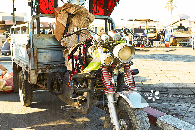 摩洛哥三轮货运摩托车停在市场街道上图片素材