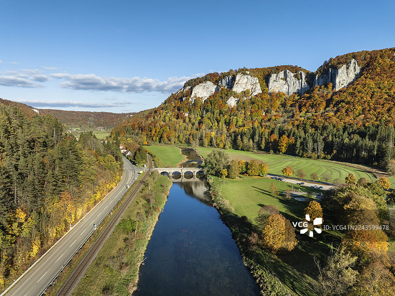 航拍多瑙河上游河谷,四周环绕着秋季植被,上方是多瑙河畔的豪森山峰、攀岩石、侏罗纪石灰岩悬崖,位于德国巴登-符腾堡州施瓦本汝拉的豪森。图片素材