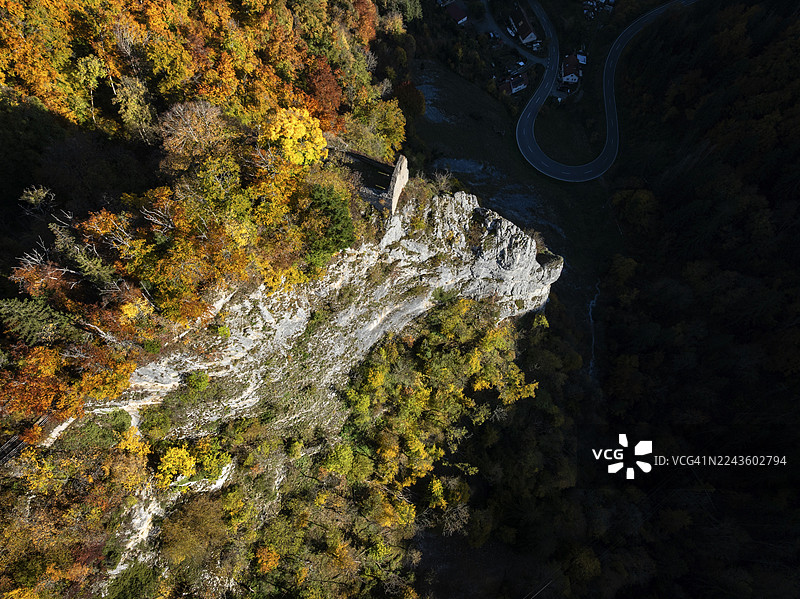鸟瞰风景,周围是秋季植被的霍森城堡(也称为霍森遗址)的铲子,它是上多瑙河谷地区拜伦市西格马林根区霍森村上方的一座城堡遗址。图片素材