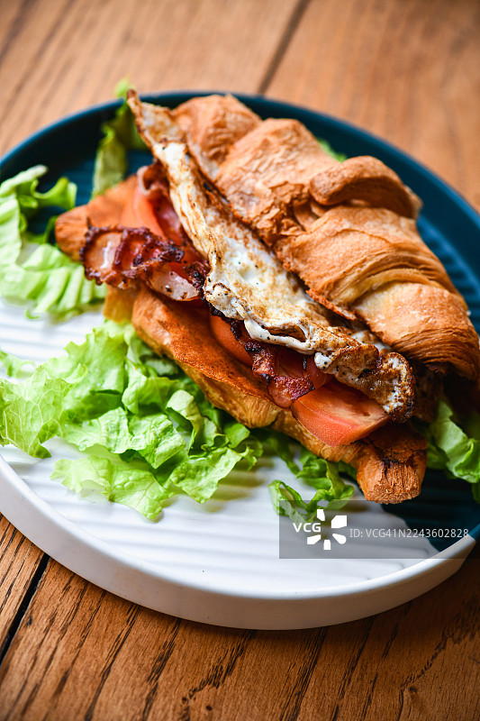 培根生菜番茄可颂三明治，搭配双色盘，适合早餐或午餐图片素材