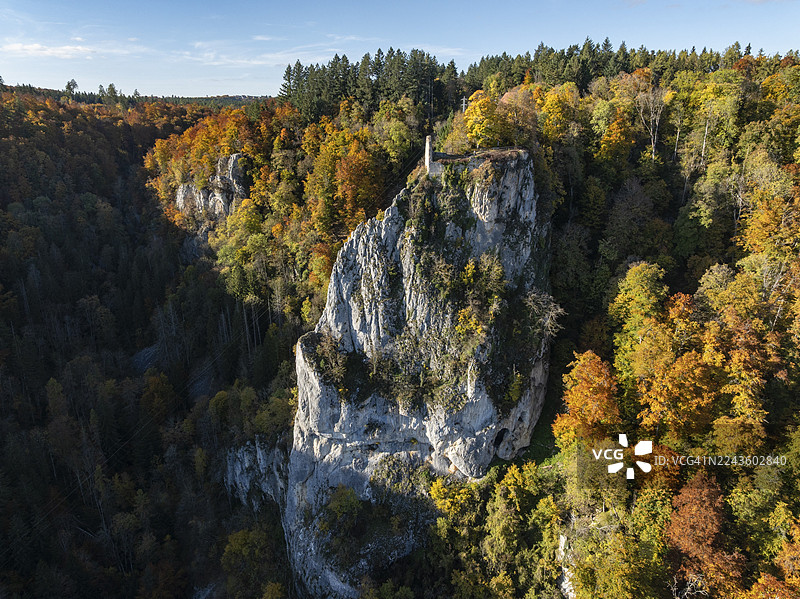 俯瞰观景点、铲子和哈森城堡(又称哈森遗址)的航拍图,周围环绕着秋天的植被,这是上多瑙河谷地区拜伦区西格马林根哈森村上方的城堡遗址。图片素材