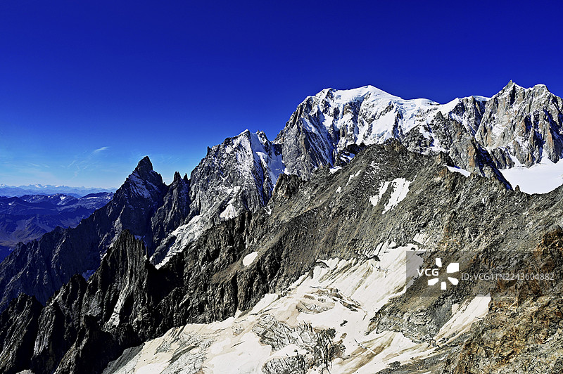 从左至右依次为:佩特雷黑峰、佩特雷白峰、勃朗峰、蒙马迪峰、埃吉利布朗峰观景台、霞慕尼勃朗峰、上萨瓦省、意大利与法国分水岭图片素材
