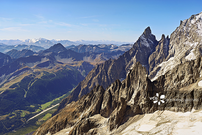 意大利阿尔卑斯山脉的普特雷黑针峰(l'Aiguille Noire de Peuterey)景观,背景为意大利阿尔卑斯山脉、赫尔布隆纳峰观景台,勃朗峰夏蒙尼,上萨瓦省,意大利分水岭,法国图片素材