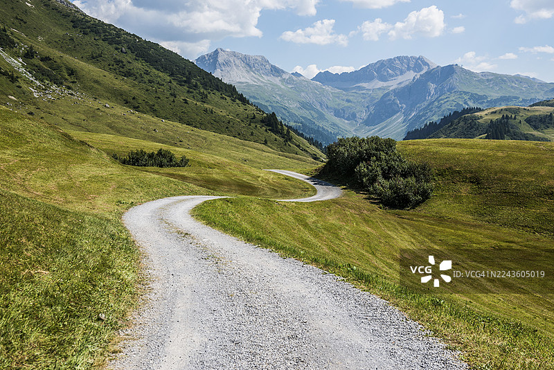 山地景观和蜿蜒的道路，奥因费尔达尔佩，瓦尔特，布雷根策瓦尔德，福拉尔贝格，阿尔卑斯山，奥地利图片素材