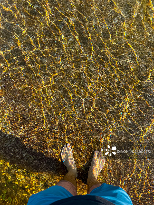 湖边人类腿部的第一人称视角图片素材