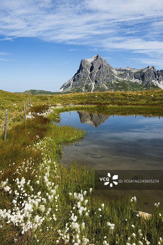 山景与风景如画的小湖,萨洛伯科夫山,维德施泰因山,瓦尔特,布雷根策森林,福拉尔贝格,阿尔卑斯山,奥地利图片素材