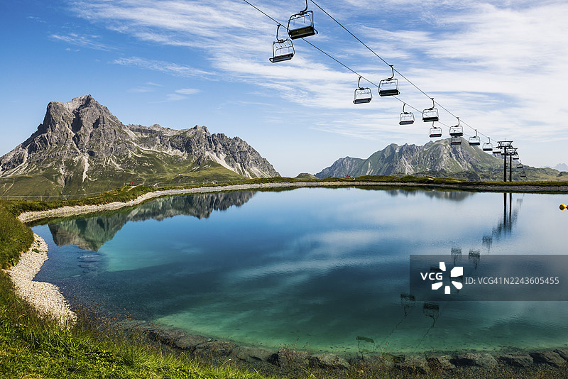 带有水库和缆车的山地景观，萨洛贝尔科普夫峰、维德施泰因峰、瓦尔特，布雷根茨森林，福拉尔贝格，阿尔卑斯山，奥地利图片素材