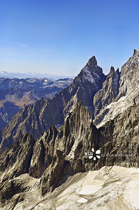 意大利阿尔卑斯山脉的普特雷黑针峰（l'Aiguille Noire de Peuterey）景观，背景为勃朗峰的赫布龙纳峰观景台，法国上萨瓦省霞慕尼勃朗峰，意大利分水岭，法国图片素材