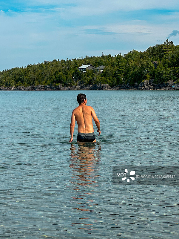 托伯莫里海滩上的男人图片素材