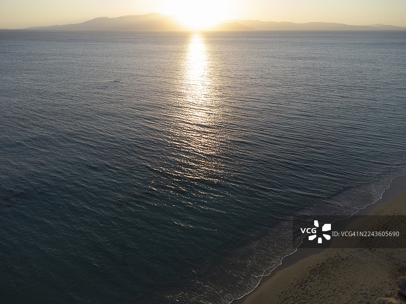 希腊纳克索斯岛的马拉斯海滩日落，基克拉泽斯群岛，爱琴海图片素材