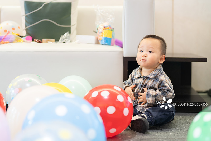 一个15个月大的亚洲婴儿堆在一堆球里图片素材