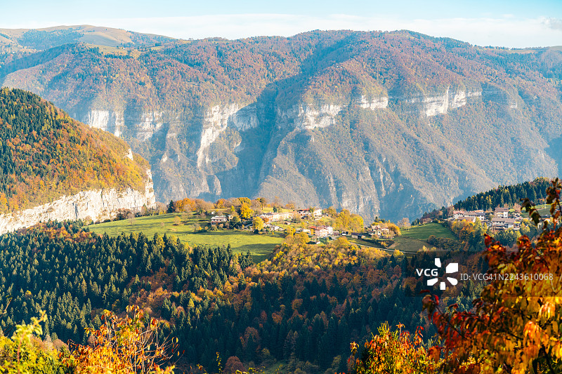 意大利阿西亚戈高原秋季风景，树木色彩斑斓图片素材