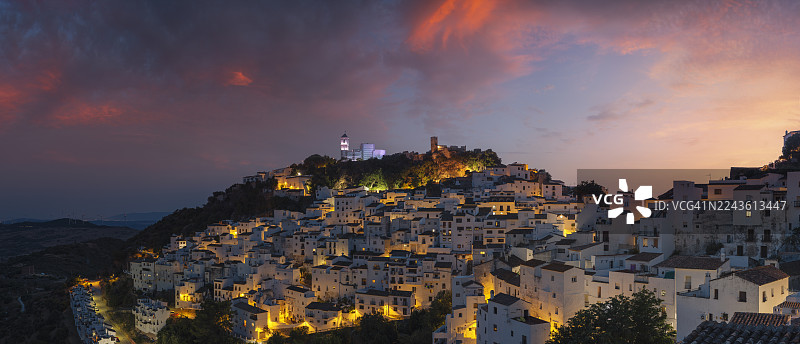 西班牙卡萨雷斯传统白色村落（Pueblo Blanco）图片素材