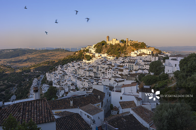 西班牙卡萨雷斯传统的普埃布洛·布兰科（白村）图片素材