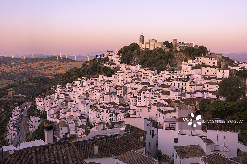 西班牙卡萨雷斯传统的全白村庄（Pueblo Blanco）图片素材