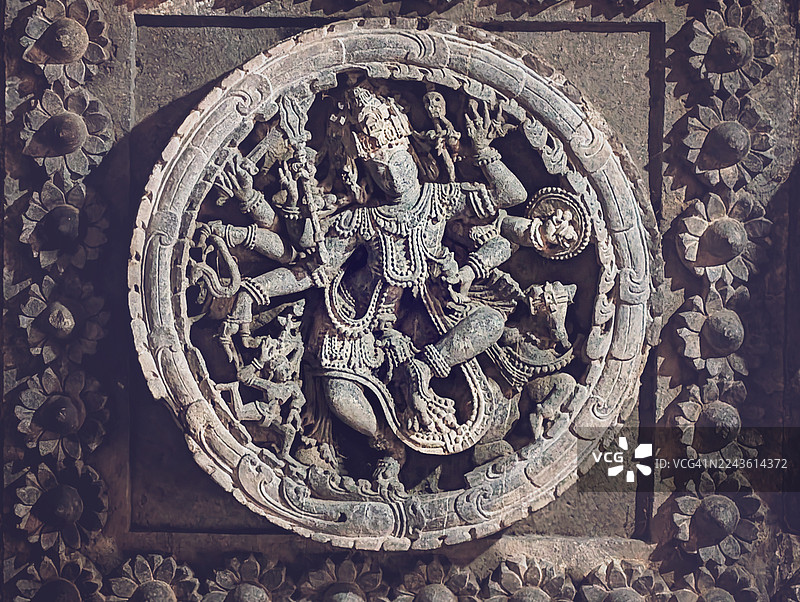 霍伊萨拉什瓦拉神庙，又称哈莱比杜神庙，是一座建于12世纪的印度教神庙，供奉湿婆神，位于印度卡纳塔克邦的哈莱比杜，曾是霍伊萨拉王朝的首都。该神庙是联合国教科文组织世界遗产，是“霍伊萨拉神圣建筑群”的一部分。图片素材