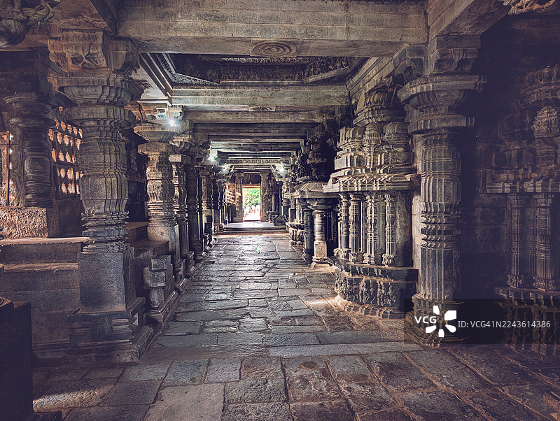 霍伊萨拉什瓦拉神庙,又称哈莱比杜神庙,是一座建于12世纪的印度教神庙,供奉湿婆神,位于印度卡纳塔克邦的哈莱比杜,曾是霍伊萨拉王朝的首都。该寺庙是联合国教科文组织世界遗产,属于“霍伊萨拉王朝的神圣建筑群”。图片素材