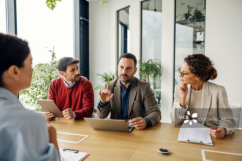 商务专业人士在现代办公室进行工作面试图片素材