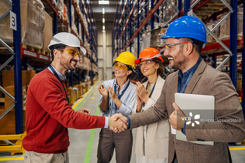 仓库经理与新员工握手图片素材