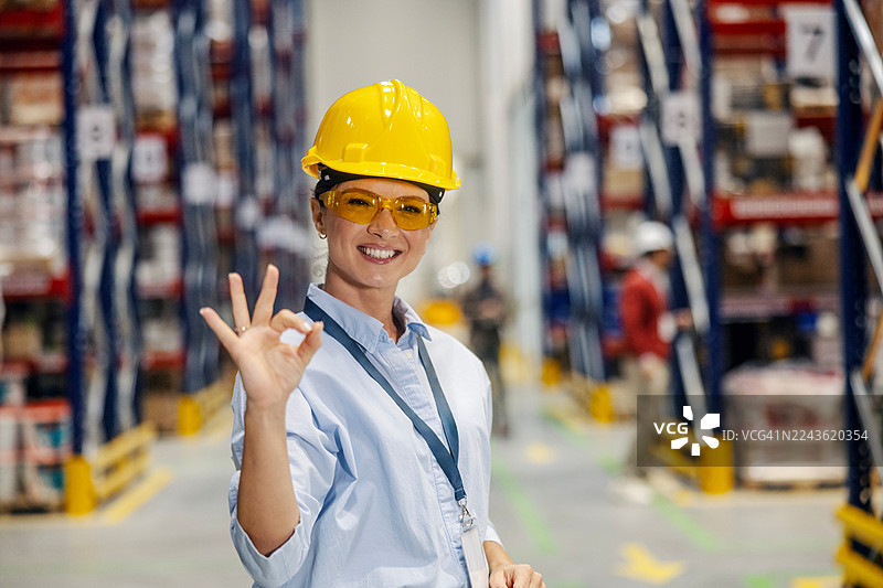 女仓库工作人员竖起大拇指表示赞许图片素材