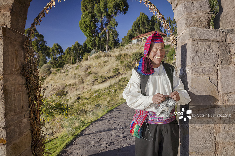 秘鲁塔基尔岛，的的喀喀湖，一位秘鲁男子正在编织帽子图片素材