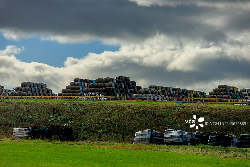 斯佩塞桶厂组装好的威士忌橡木桶图片素材