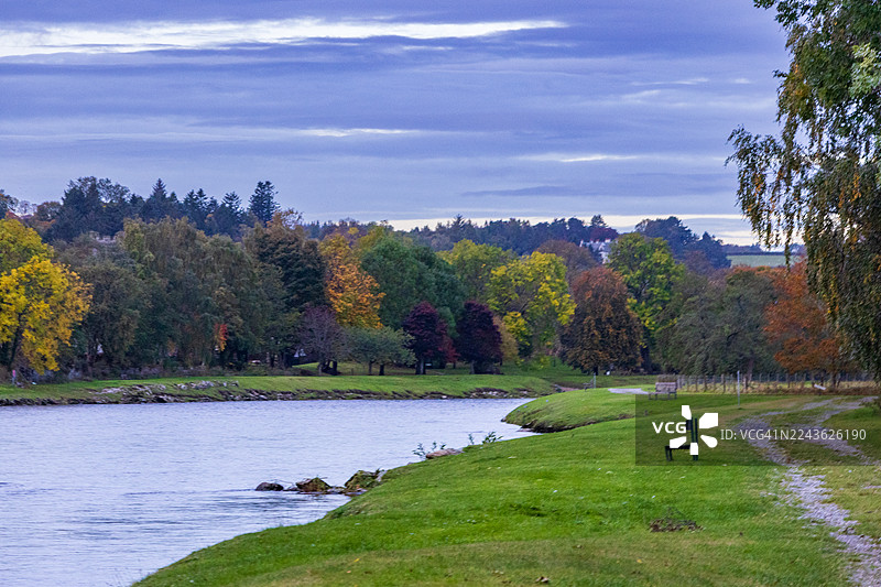 秋季，斯佩河沿岸的钓鱼长椅图片素材