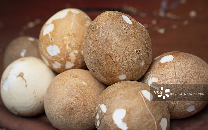 特写镜头：女性在超市手持橙子图片素材