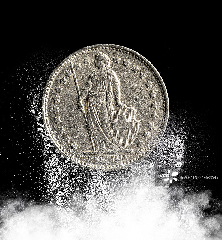 瑞士法郎硬币因经济危机而爆炸。图片素材
