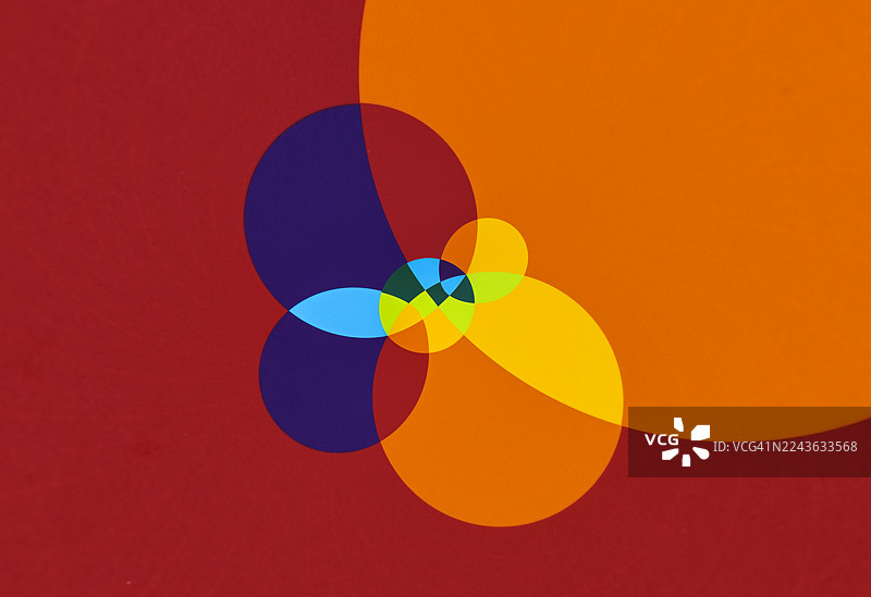 明亮色彩的现代抽象背景，带有红色和橙色圆形图案。图片素材