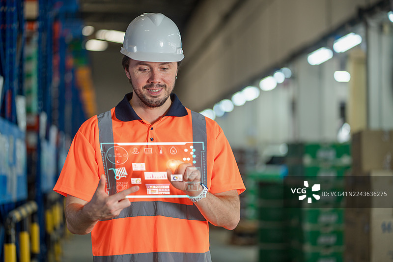 仓库主管正在审查物联网数据，以提高供应链效率。图片素材