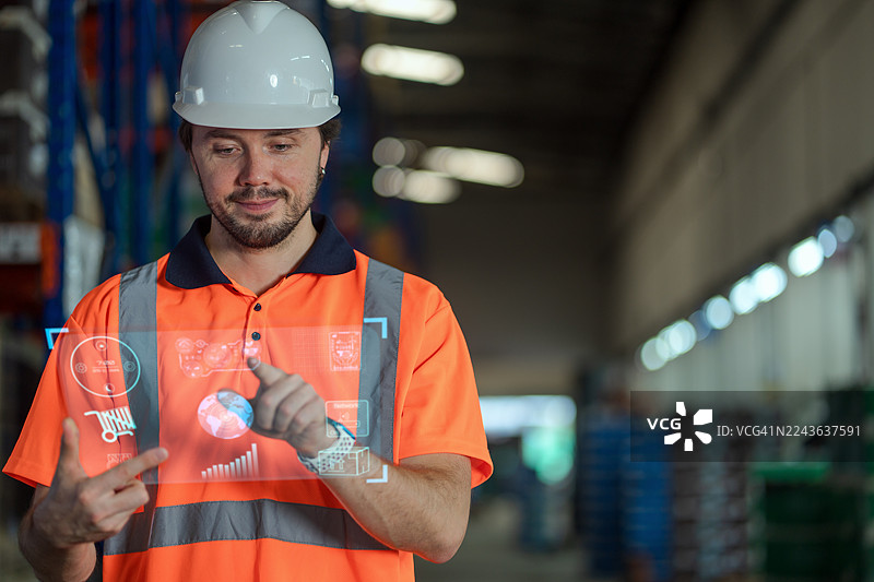 仓库工程师规划环保货运解决方案，目标为零配送和零浪费举措。图片素材