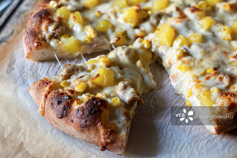 夏威夷风味披萨，配有鸡肉、菠萝和玉米。图片素材