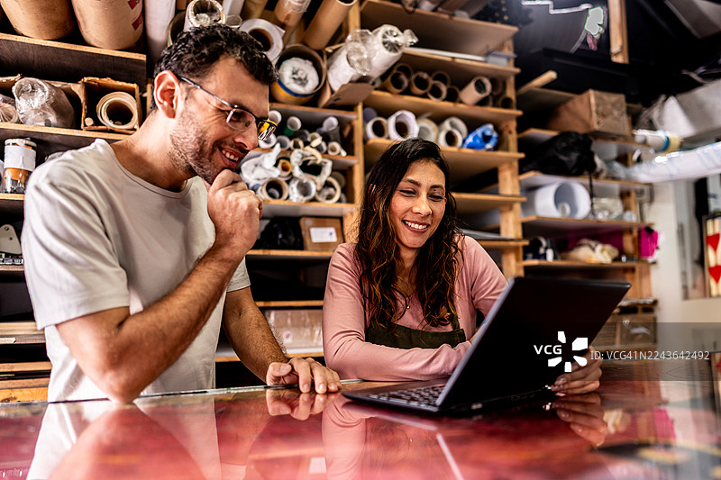 现代印刷车间里的专业团队合作图片素材