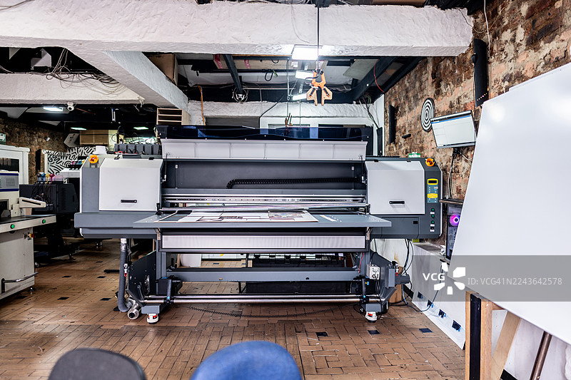 专业数字印刷和激光切割车间图片素材