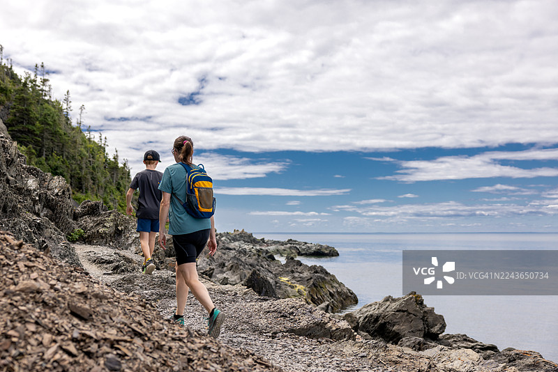 母子俩沿着圣劳伦斯湾南岸徒步，地点为加拿大魁北克省Bic国家公园（Parc National du Bic）图片素材