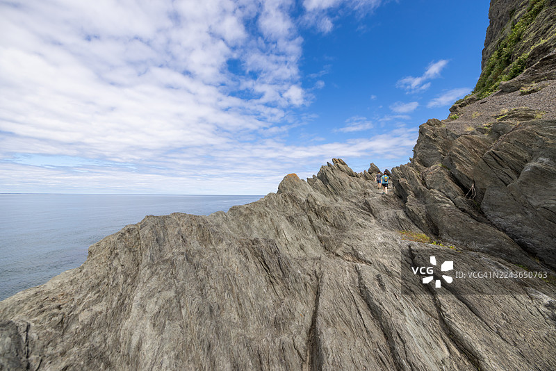 母子在加拿大魁北克省 Bic 国家公园（Parc National du Bic）圣劳伦斯湾南部海岸徒步图片素材