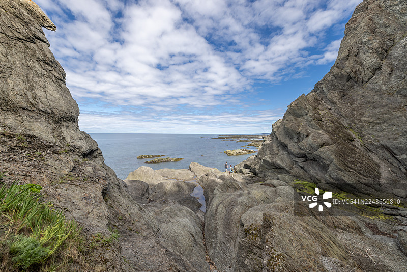 母子俩沿着圣劳伦斯湾南部海岸徒步，地点为加拿大魁北克省比克国家公园（Parc National du Bic）图片素材