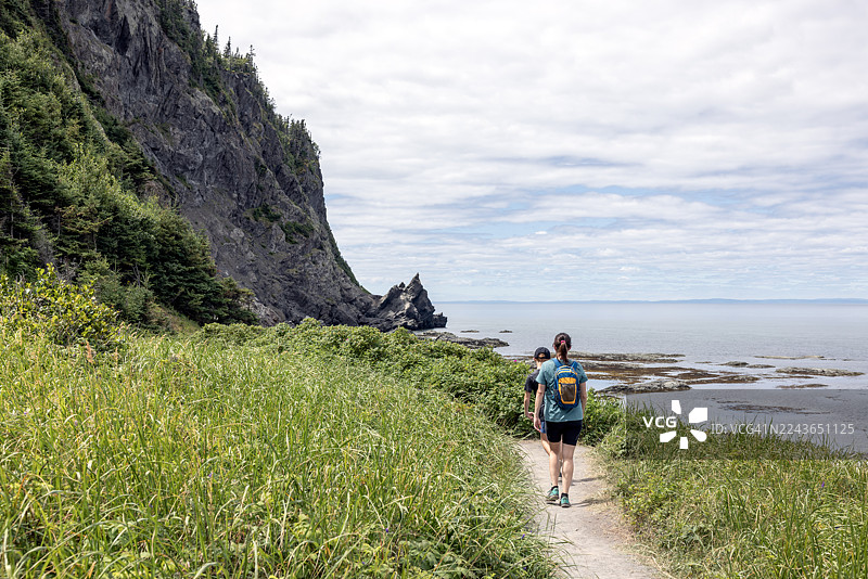 母子俩沿着圣劳伦斯湾南岸徒步，位于加拿大魁北克省Bic国家公园图片素材