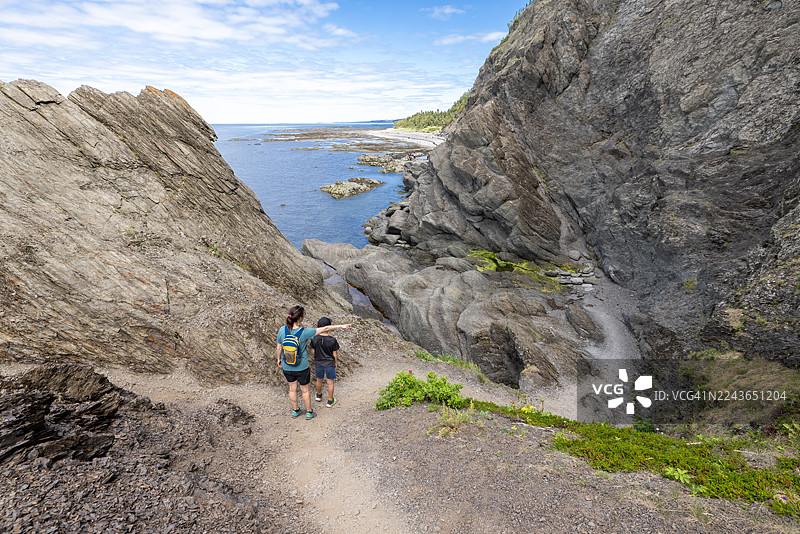 母子在加拿大魁北克省Bic国家公园（Parc National du Bic）圣劳伦斯湾（Gulf of St. Lawrence）南岸徒步图片素材