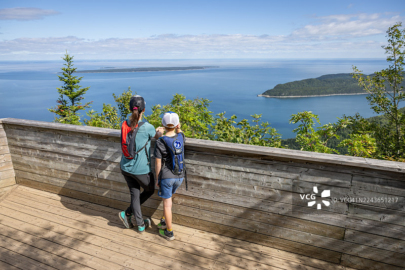 母子俩沿着圣劳伦斯湾南部海岸徒步，地点为加拿大魁北克省的 Bic 国家公园（Parc National du Bic）图片素材
