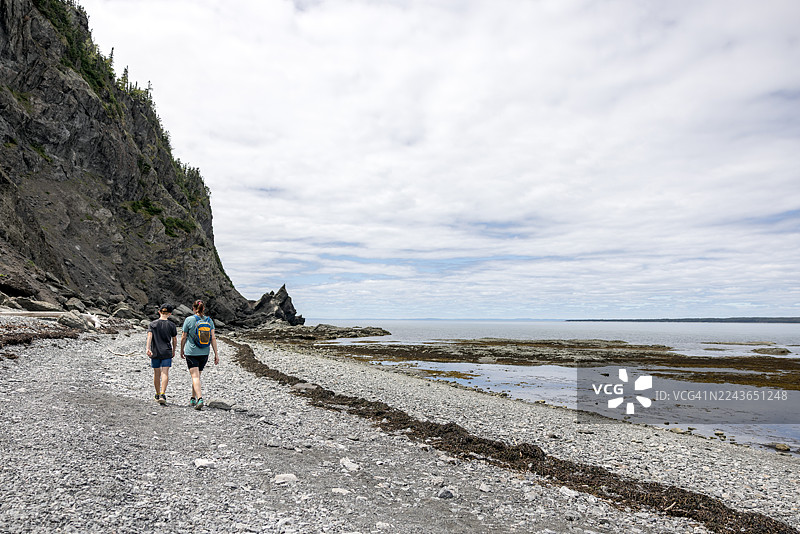 母子俩沿着圣劳伦斯湾南部海岸徒步，位于加拿大魁北克省比克国家公园（Parc National du Bic）图片素材