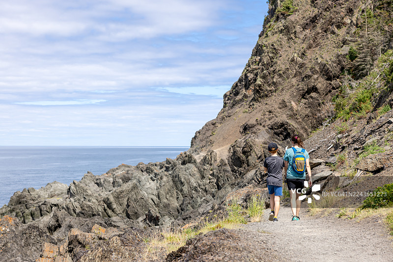 母子在加拿大魁北克省 bic 国家公园（Parc National du Bic）圣劳伦斯湾南部海岸徒步图片素材