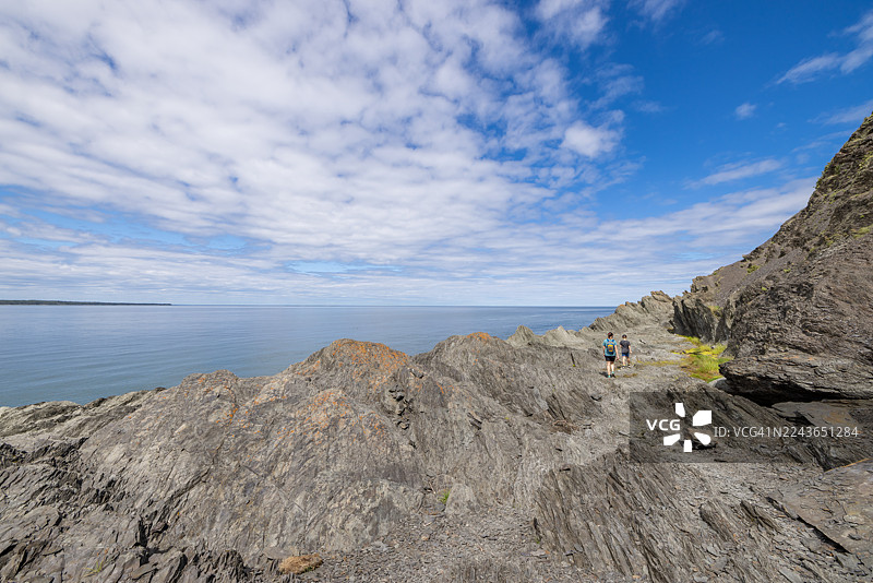 母子俩沿着圣劳伦斯湾的南部海岸徒步，地点为加拿大魁北克省Bic国家公园（Parc National du Bic）图片素材