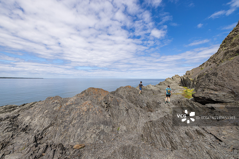 母子俩沿着圣劳伦斯湾南岸徒步，地点为加拿大魁北克省Bic国家公园（Parc National du Bic）。图片素材