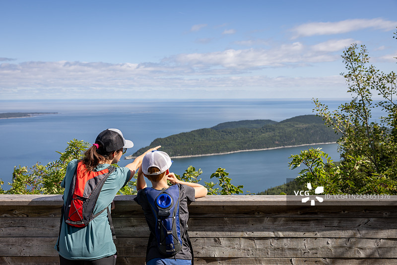 母子在加拿大魁北克省Bic国家公园（Parc National du Bic）圣劳伦斯湾南部海岸徒步图片素材