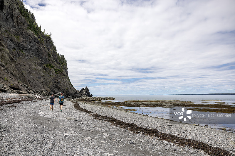 母子俩沿着圣劳伦斯湾南岸徒步，地点为加拿大魁北克省Bic国家公园（Parc National du Bic）图片素材