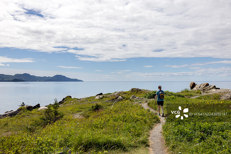 一名女子在加拿大魁北克省比克国家公园（Parc National du Bic）圣劳伦斯湾南岸徒步图片素材