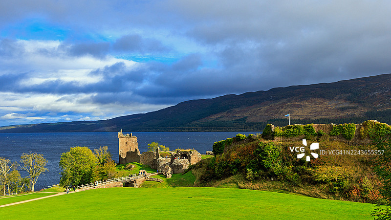 苏格兰尼斯湖和厄克特城堡遗址的景观图片素材